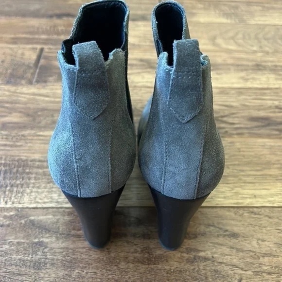 Marc Fisher Saint Chelsea Ankle Boots Block Heeled Booties Taupe Suede Size 7.5 - Picture 10 of 14